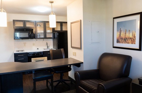 Richfield Hotel | Coratel Suites Extended Stay MSP Airport Minneapolis-Queen Suite Kitchenette NS