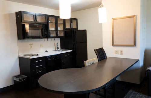 Richfield Hotel | Coratel Suites Extended Stay MSP Airport Minneapolis-Queen Suite Kitchenette NS