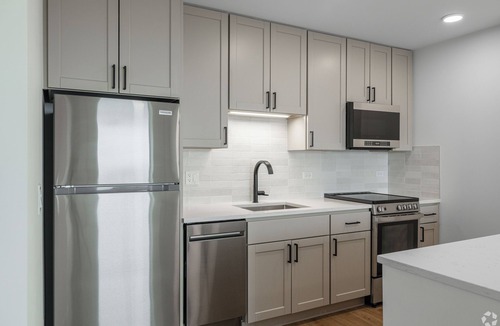 Lincoln Park Apartment | Corporate apartment with 2 bedrooms and fantastic view of lake and skyline
