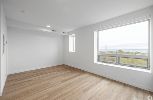 Lincoln Park Apartment | Corporate apartment with 2 bedrooms and fantastic view of lake and skyline