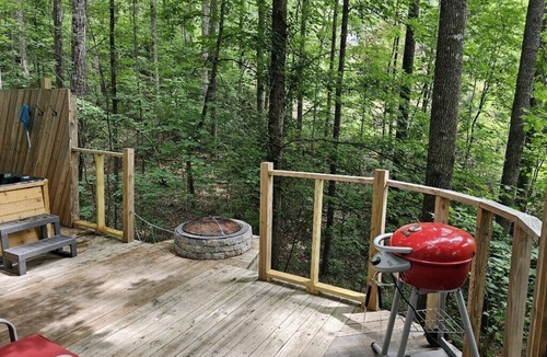Lynn House | Cottage by the lakeshore with a private hot tub!