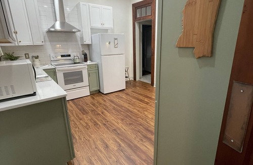 Meridian House | Cottage Retreat in Meridian - where vintage charm meets modern comfort. Sleeps 6
