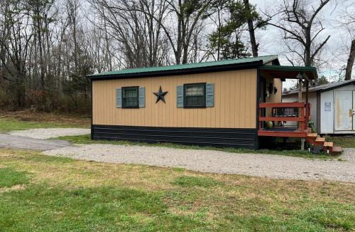 Burnside Villa | Country Cottage Lake Cumberland KING BED