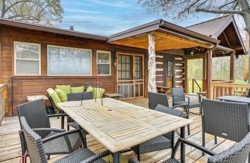 Gilbertsville House | Country Escape: Log Cabin Near Kentucky Lake!
