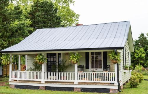Mathews House | Couples Cottage with Hot Tub