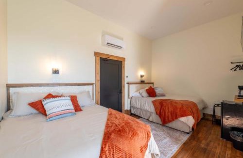 Versailles Hotel | Courtyard Queen - Room 2
