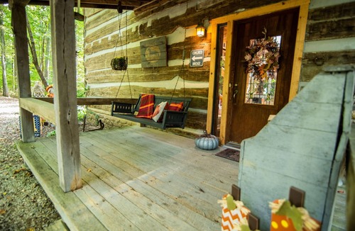 Helmsburg Cabin | Covered Bridge Cabin | Hot Tub, Fireplace & Near Nashville 2BR, 2.5BA