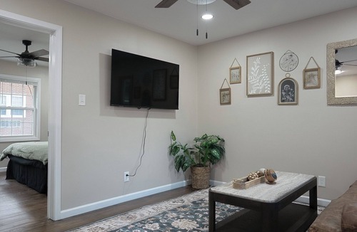 Westerwood Apartment | Cozy 1-bedroom apartment in downtown Greensboro unit B