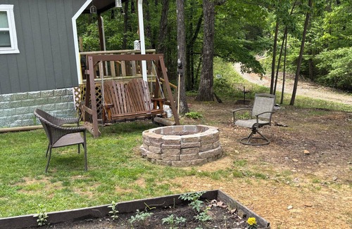 Mammoth Cave Cabin | Cozy 1-bedroom cabin with WiFi, AC in charming Mammoth Cave Hiking in the area
