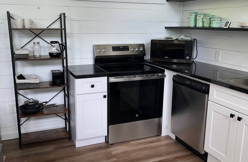 Byrdstown Cabin | Cozy 1-bedroom cabin in fantastic Monroe with refreshing AC at Dale Hollow Lake