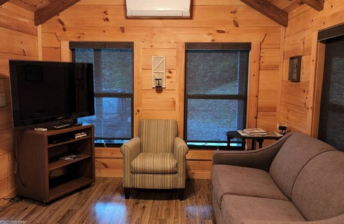 Burnsville Cabin | Cozy 1-bedroom cabin in charming Burnsville