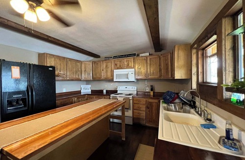 Jamestown Cabin | Cozy 1-bedroom cabin with AC, FREE WiFi in Jamestown
