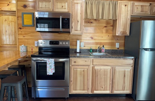 Oneida Cottage | Cozy 1-bedroom cottage in gorgeous Oneida, TN