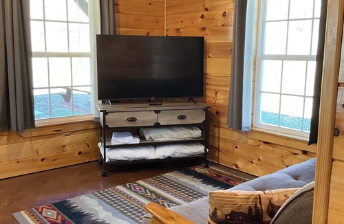 Oneida Cottage | Cozy 1-bedroom cottage in gorgeous Oneida, TN