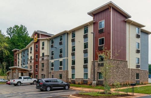 Huntersville Hotel | Cozy 1-bedroom hotel in delightful Huntersville up to 2 people