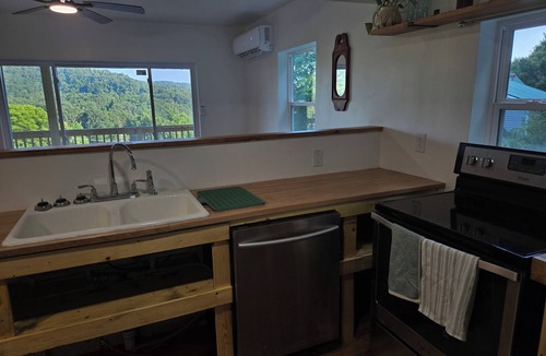 Ansted House | Cozy 1-bedroom house with a beautiful view from the large deck