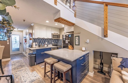 Edray Condo | Cozy 1-bedroom king condo w/fireplace in Snowshoe. Walk to slopes!