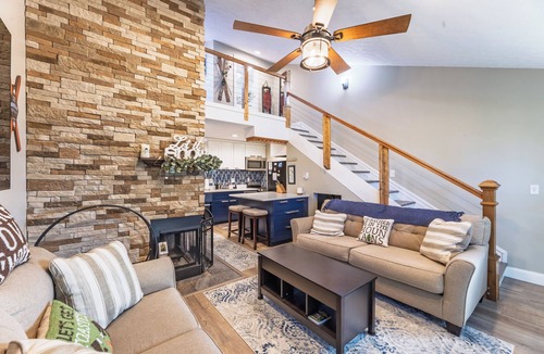 Edray Condo | Cozy 1-bedroom king condo w/fireplace in Snowshoe. Walk to slopes!