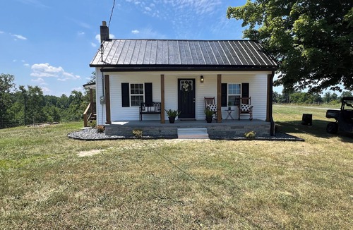Monticello House | Cozy 2 bedroom/2 bath house located near lake with lots of privacy and parking!
