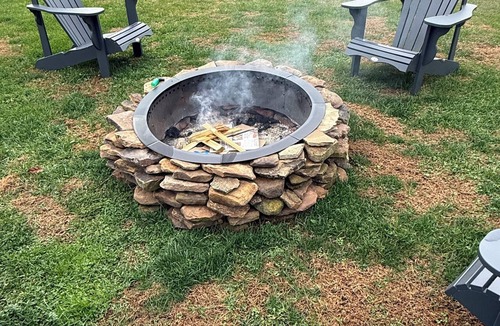 Dabolt Cabin | Cozy 2-bedroom cabin minutes from London, Ky and I75. Sleeps 6 with Koi pond.