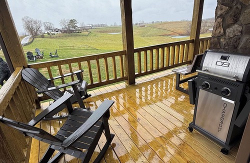 Dabolt Cabin | Cozy 2-bedroom cabin minutes from London, Ky and I75. Sleeps 6 with Koi pond.