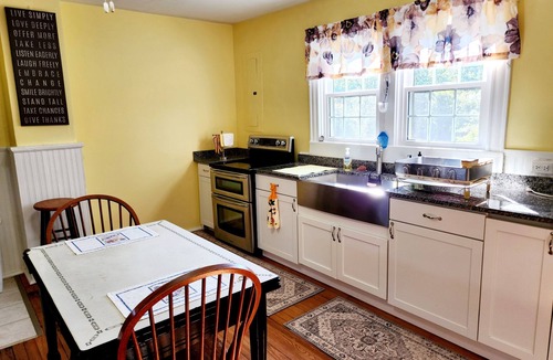 New Kent House | Cozy 2-bedroom farmhouse on 12 acres in New Kent County just 7 miles off of I64