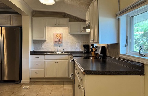 Landrum House | Cozy 2BR Home – 15 Min to Tryon Equestrian Center, 3 Min to Downtown Landrum