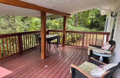 Landrum House | Cozy 2BR Home – 15 Min to Tryon Equestrian Center, 3 Min to Downtown Landrum