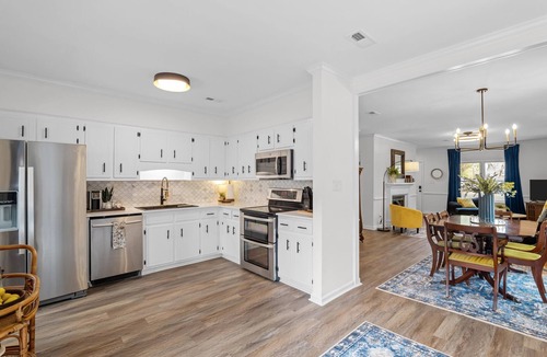 Summerville House | Cozy 2BR house, one king and one queen bedroom - fully equipped kitchen, laundry room - fenced backyard opening to pristine courtyard.