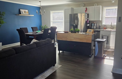 Charlotte House | Cozy 3 BR Home Near CLT International Airport and 10 min from Uptown CLT