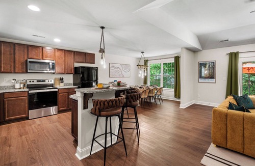Paw Creek House | Cozy 3BD w/Backyard BBQ & Patio - 15 Mins Downtown