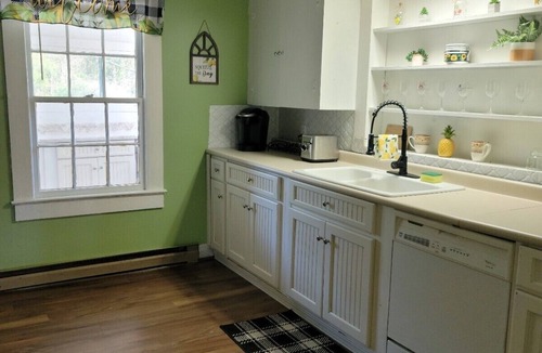 Stokes House | Cozy 3BR-near Hanging Rock, Chateau Vie, Meadows, Friends wedding venues