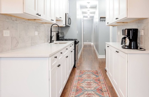 Woodlawn Apartment | Cozy 3BR Near Obama Presidential Center, Hyde Park & UChicago