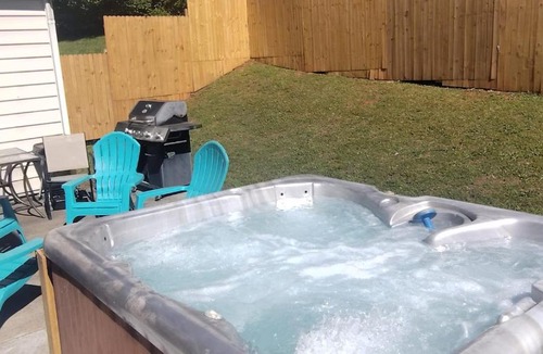 Prosperity Church Road House | Cozy 4B 2 5B University Home King Beds Jacuzzi