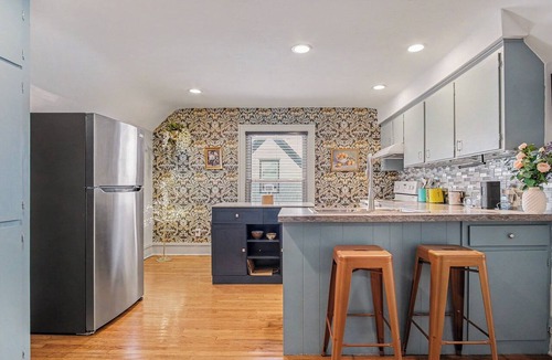 Easttown Apartment | Cozy and charming 2-bedroom Apartment in Grand Rapids with AC