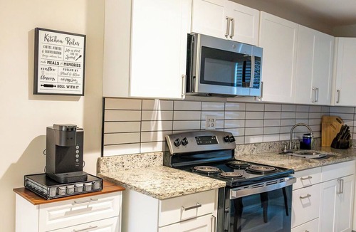 Calhoun Apartment | Cozy and Modern Studio near the I-75 highway.