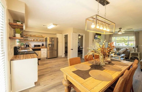 Bayview House | Cozy Bay Cottage private yard blocks from beach!