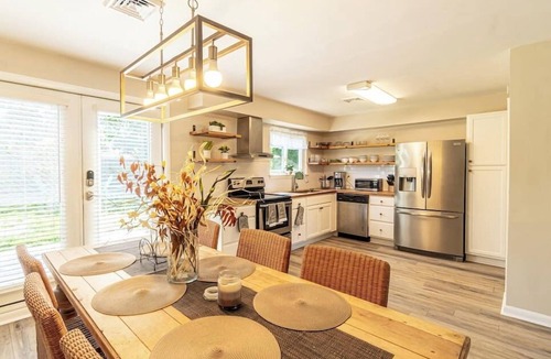 Bayview House | Cozy Bay Cottage private yard blocks from beach!