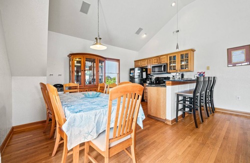Waves House | Cozy Beach House 4BR, Hot tub, Pets OK