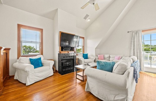 Waves House | Cozy Beach House 4BR, Hot tub, Pets OK