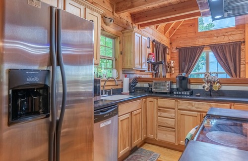 Waynesville Cabin | Cozy Bear Cabin 3 BD 3 BA Private Cabin VIEWS, Expansive Decking, Pool Table
