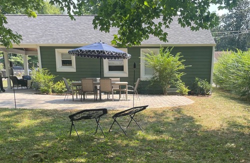 Murfreesboro House | Cozy bungalow in the heart of Murfreesboro. Pet friendly.