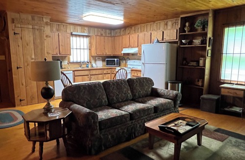 Quewhiffle Cabin | Cozy Cabin in the Woods, near Carolina Horse Park