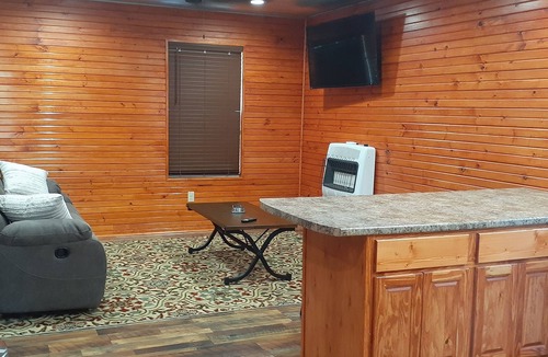 Monticello Cottage | Cozy cabin minutes from Lake Cumberland with room for your boat.