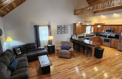 Mt Lookout Cabin | Cozy Cabin near New River Gorge & Summersville Lake, Hot Tub, Firepit, WiFi