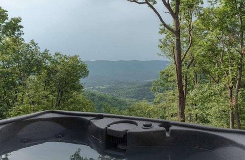 Rileyville House | Cozy Cabin near Shenandoah · Hot Tub & Valley Views · Couples Retreat