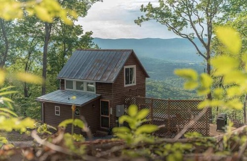 Rileyville House | Cozy Cabin near Shenandoah · Hot Tub & Valley Views · Couples Retreat
