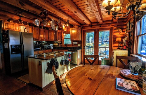 Pickens Cabin | Cozy Cabin Near Table Rock Nestled in Nature. Dog Friendly!