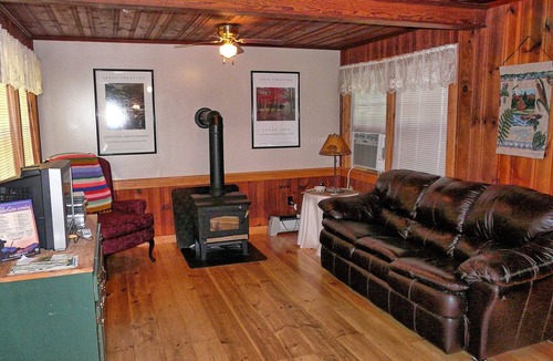 Bryson City Cabin | Cozy Cabin on the Creek-Creek side- Secluded - Charcoal Grill