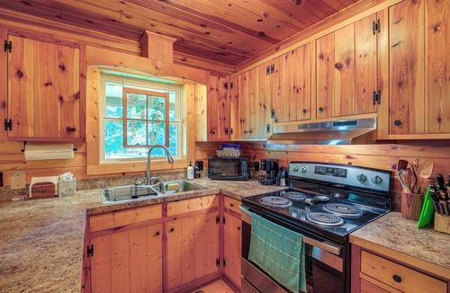 Sparta Cabin | Cozy Cabin w/Deck & Hot Tub in Blue Ridge Mtns!